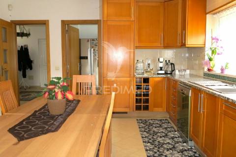 Moradia t4 mais 3 apartamentos para investimento em lote de 918m2