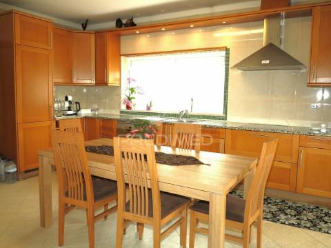 Moradia t4 mais 3 apartamentos para investimento em lote de 918m2