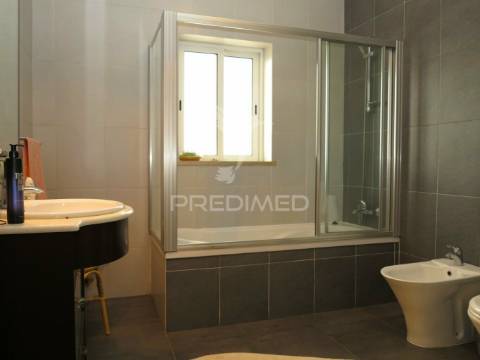 Moradia t4 mais 3 apartamentos para investimento em lote de 918m2