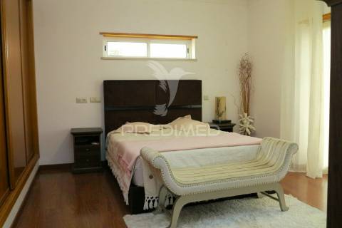 Moradia t4 mais 3 apartamentos para investimento em lote de 918m2