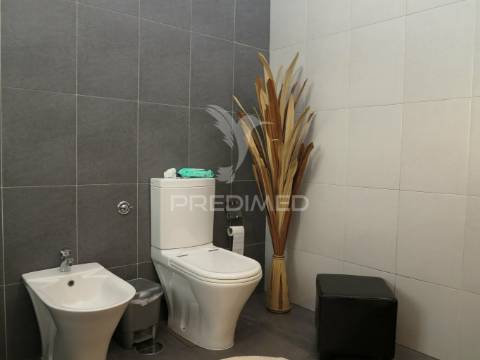 Moradia t4 mais 3 apartamentos para investimento em lote de 918m2