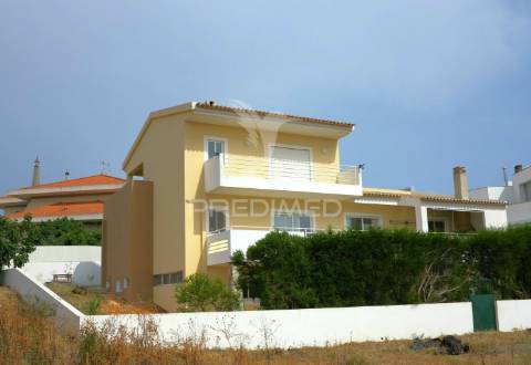 Moradia t4 mais 3 apartamentos para investimento em lote de 918m2