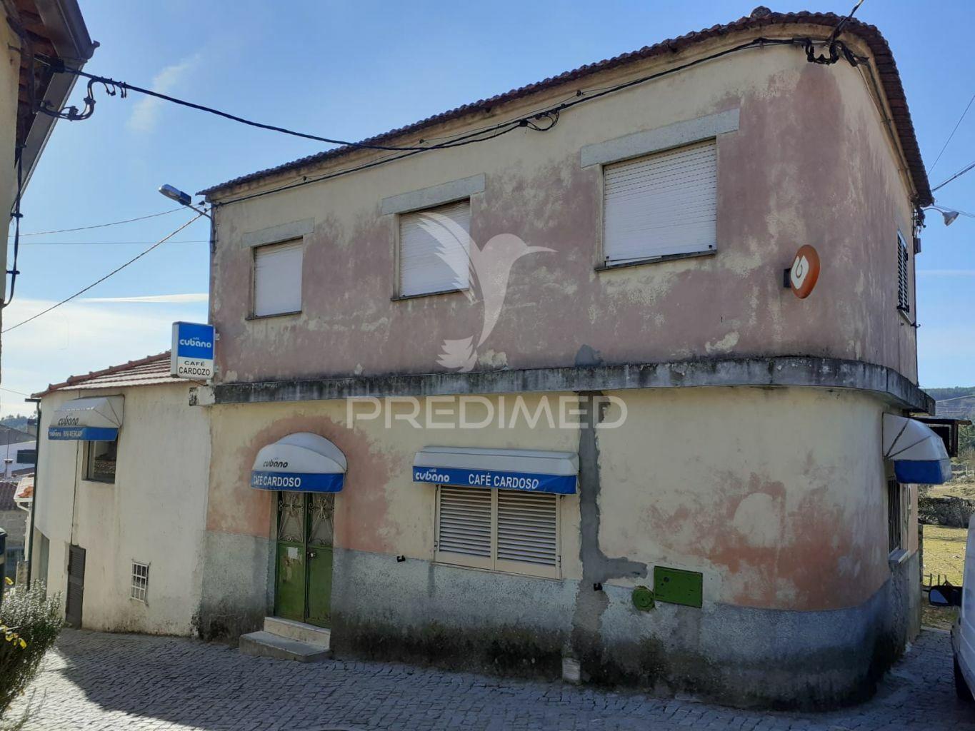 Casa habitacional com estabelecimento comercial