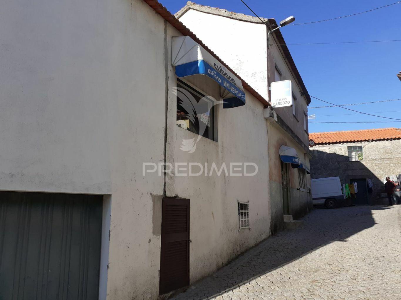 Casa habitacional com estabelecimento comercial