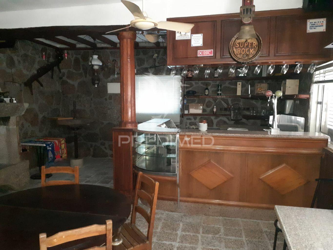 Casa habitacional com estabelecimento comercial