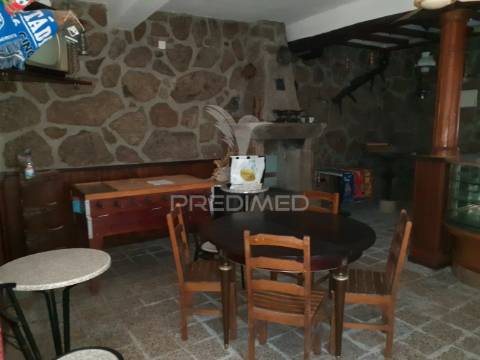 Casa habitacional com estabelecimento comercial