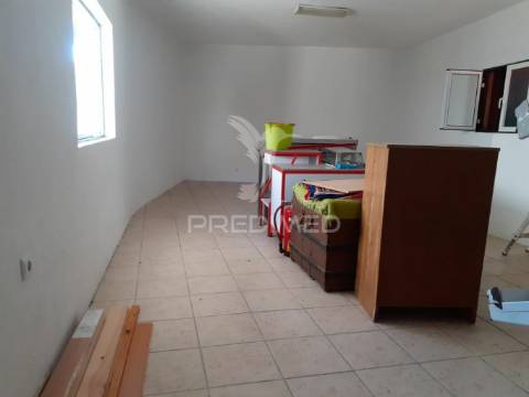 Casa habitacional com estabelecimento comercial