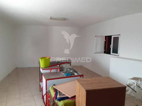 Casa habitacional com estabelecimento comercial