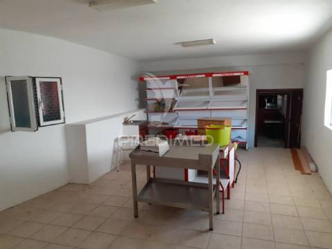 Casa habitacional com estabelecimento comercial