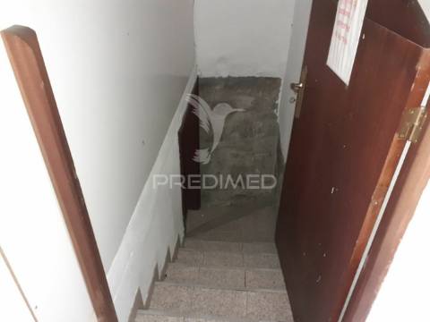 Casa habitacional com estabelecimento comercial