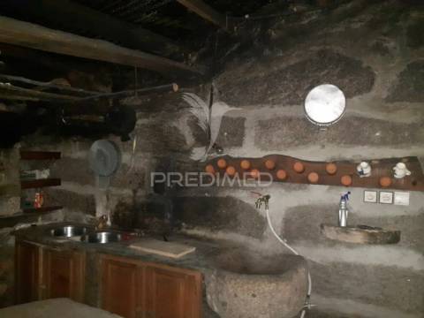 Casa habitacional com estabelecimento comercial