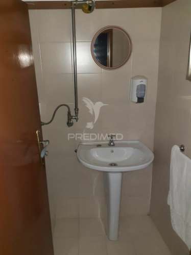 Casa habitacional com estabelecimento comercial