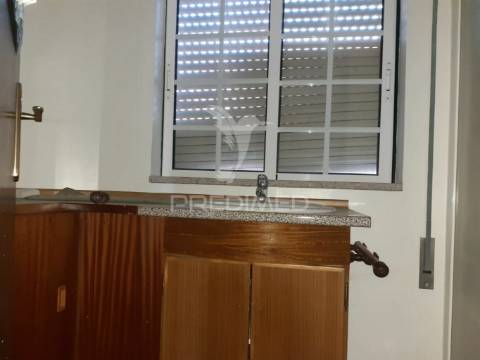 Casa habitacional com estabelecimento comercial