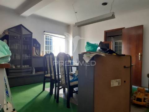 Casa habitacional com estabelecimento comercial