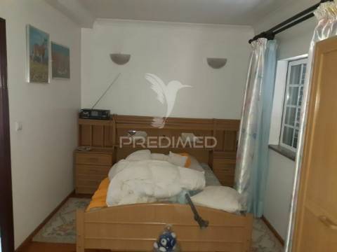 Casa habitacional com estabelecimento comercial