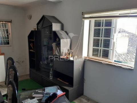 Casa habitacional com estabelecimento comercial