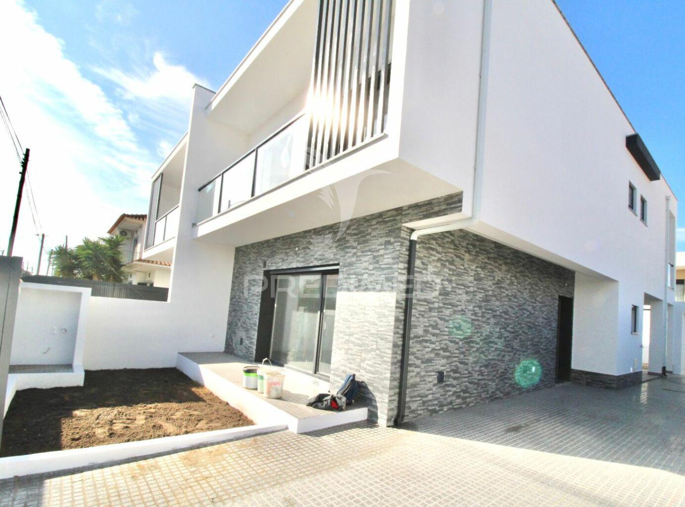 Moradia geminada t3 - fernão ferro