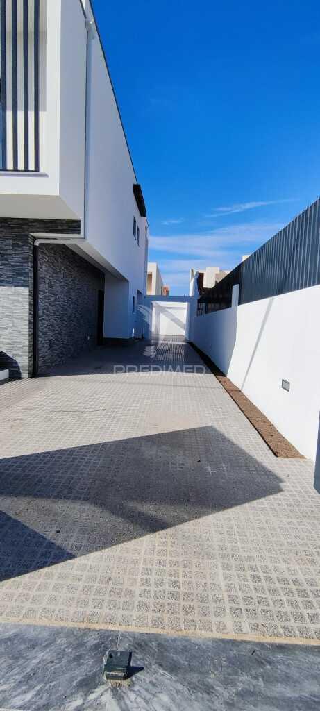 Moradia geminada t3 - fernão ferro