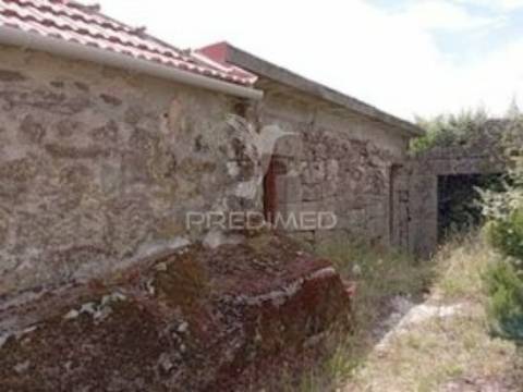 Moradia geminada em pedra granito p/ recuperar - vila real