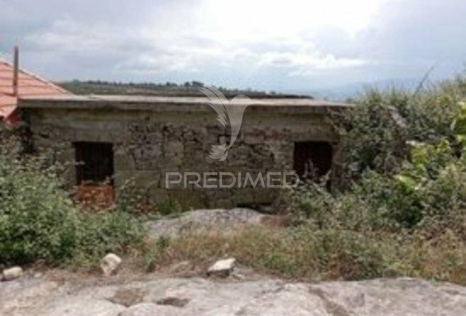 Moradia geminada em pedra granito p/ recuperar - vila real