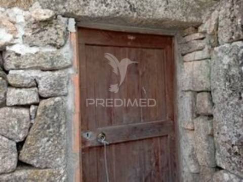 Moradia geminada em pedra granito p/ recuperar - vila real