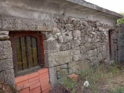 Moradia geminada em pedra granito p/ recuperar - vila real