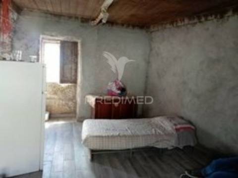 Moradia geminada em pedra granito p/ recuperar - vila real