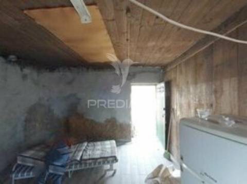 Moradia geminada em pedra granito p/ recuperar - vila real