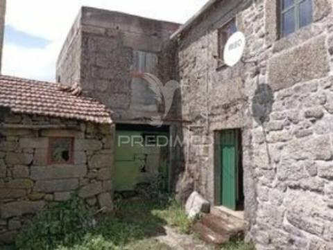 Moradia geminada em pedra granito p/ recuperar - vila real