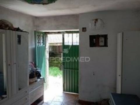 Moradia geminada em pedra granito p/ recuperar - vila real