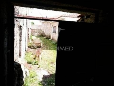 Moradia geminada em pedra granito p/ recuperar - vila real