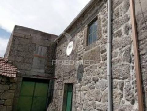 Moradia geminada em pedra granito p/ recuperar - vila real