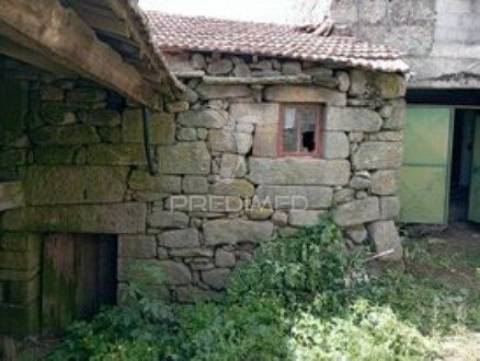 Moradia geminada em pedra granito p/ recuperar - vila real