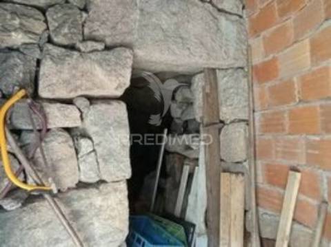 Moradia geminada em pedra granito p/ recuperar - vila real