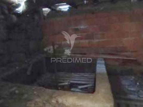 Moradia geminada em pedra granito p/ recuperar - vila real