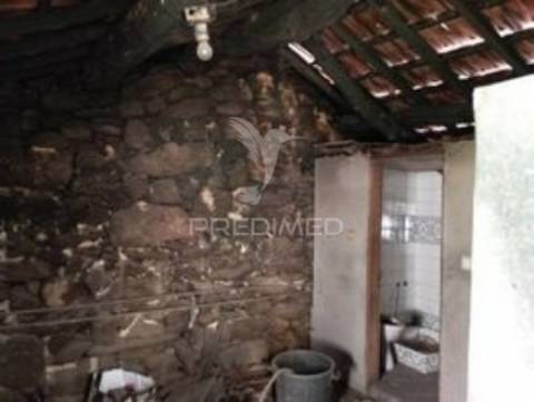 Moradia geminada em pedra granito p/ recuperar - vila real