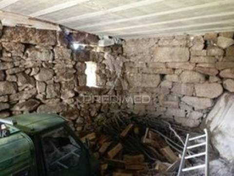 Moradia geminada em pedra granito p/ recuperar - vila real