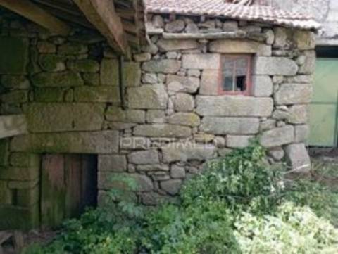 Moradia geminada em pedra granito p/ recuperar - vila real