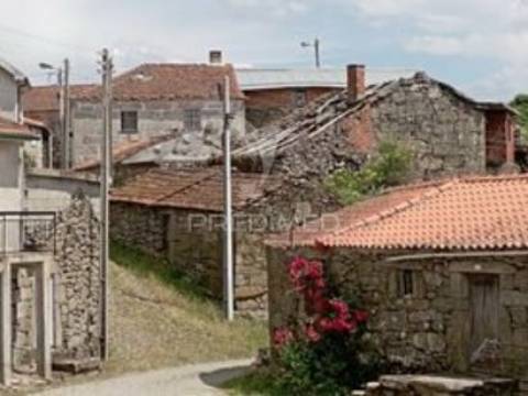 Moradia geminada em pedra granito p/ recuperar - vila real