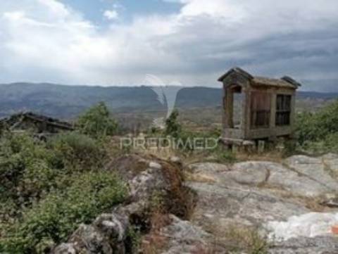 Moradia geminada em pedra granito p/ recuperar - vila real