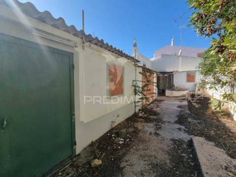 Terreno urbano c/ ruina, viabilidade construção 440m2, loulé