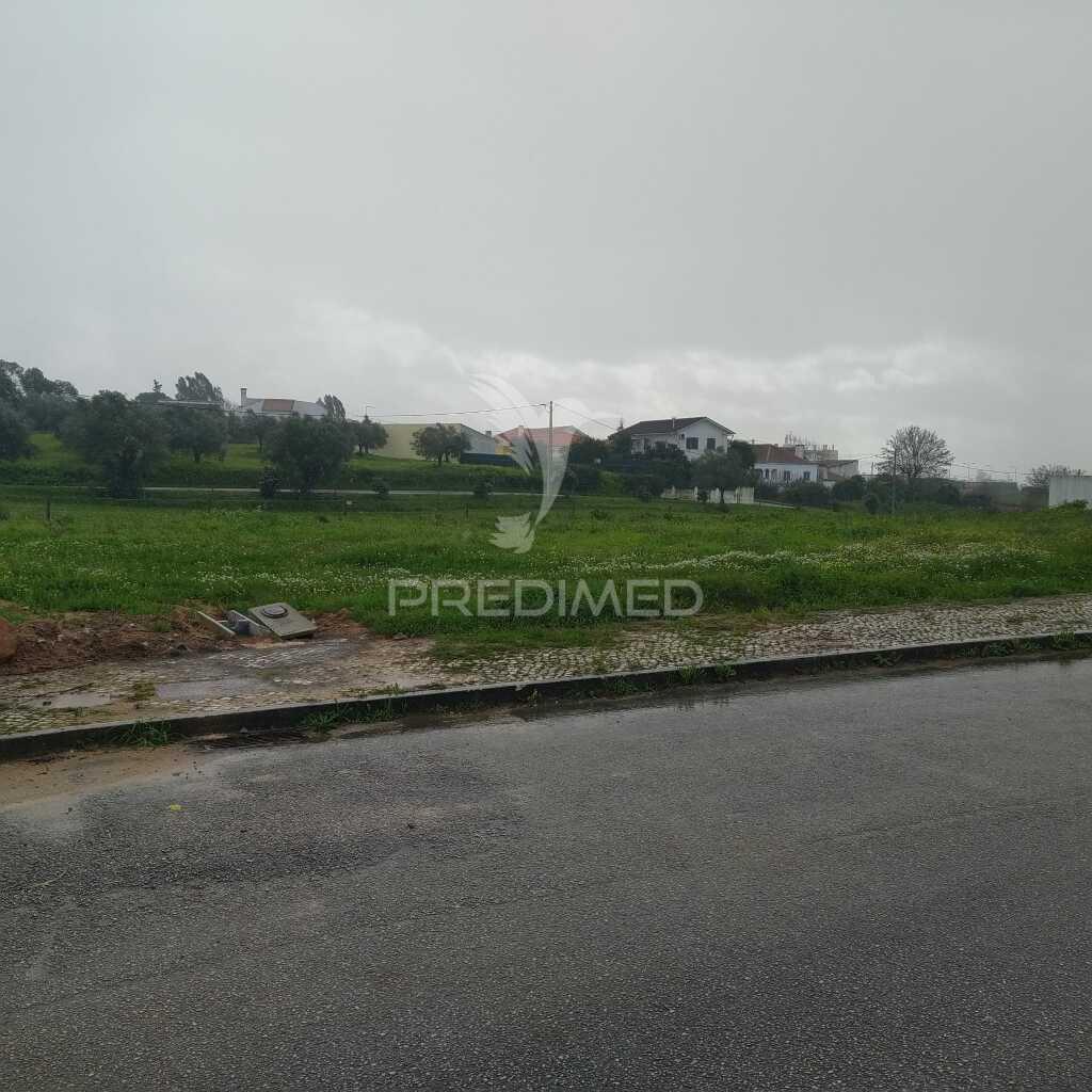 Terreno urbano com 443m2 em santarém