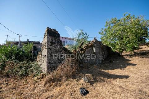 "terreno com ruína em courelas, trancoso "