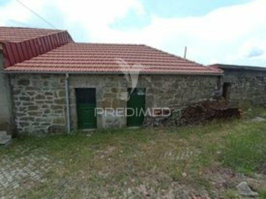 Moradia geminada em pedra granito p/ recuperar - vila real