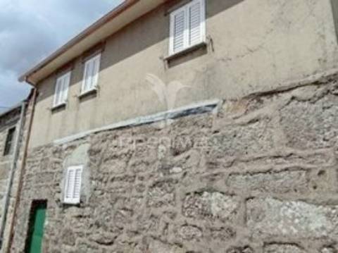 Moradia geminada em pedra granito p/ recuperar - vila real