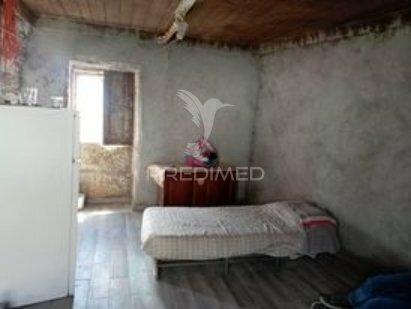 Moradia geminada em pedra granito p/ recuperar - vila real