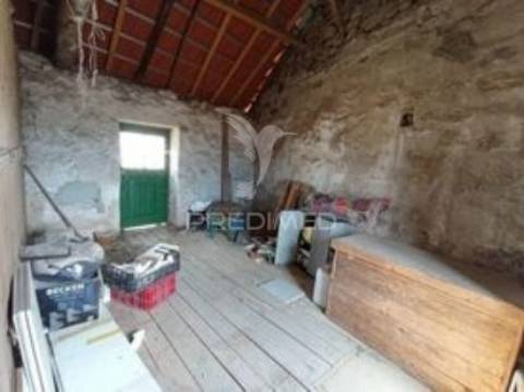 Moradia geminada em pedra granito p/ recuperar - vila real