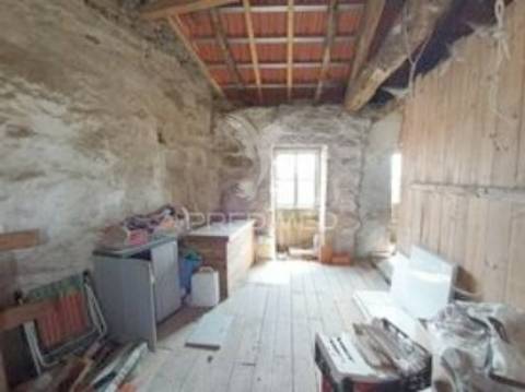 Moradia geminada em pedra granito p/ recuperar - vila real