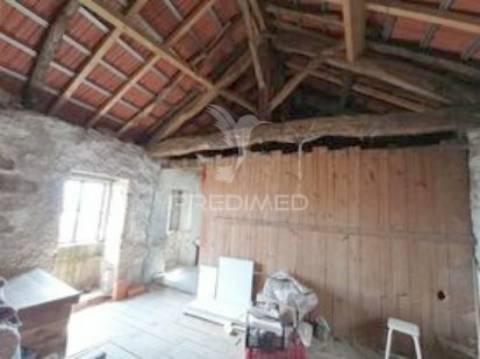 Moradia geminada em pedra granito p/ recuperar - vila real