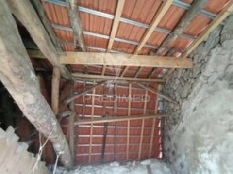 Moradia geminada em pedra granito p/ recuperar - vila real